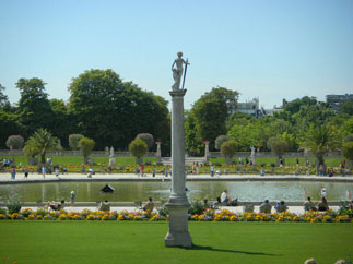 Luxembourg garden in Paris : the most visited garden in Paris. A sight to see in Paris in a day tour.